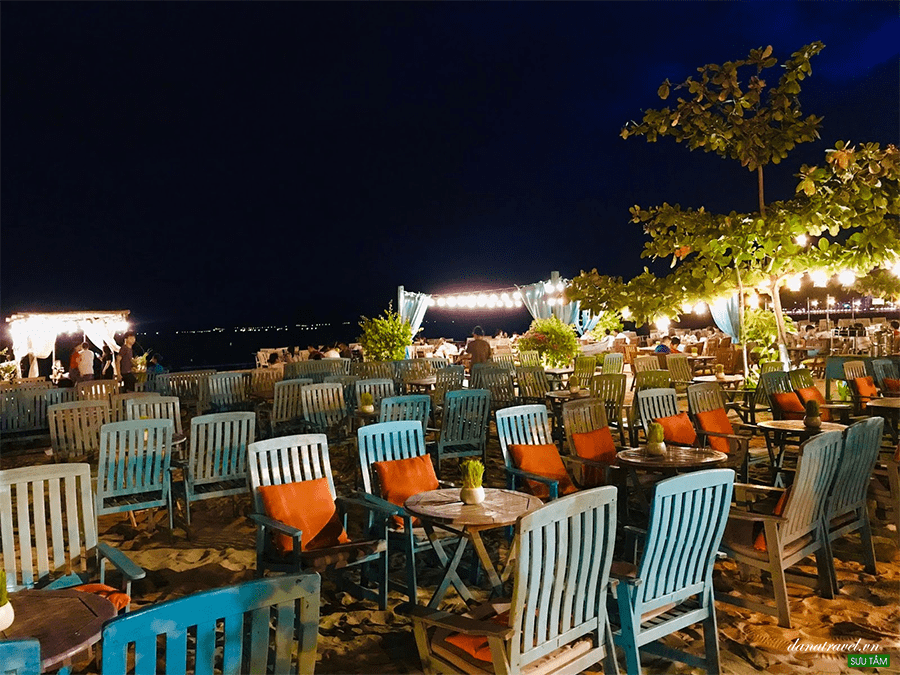 Khu quán bar ven biển